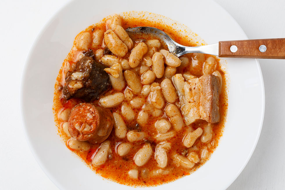 Fabada asturiana: Plato típico de fabada asturiana, especialidad de la casa, servido caliente.