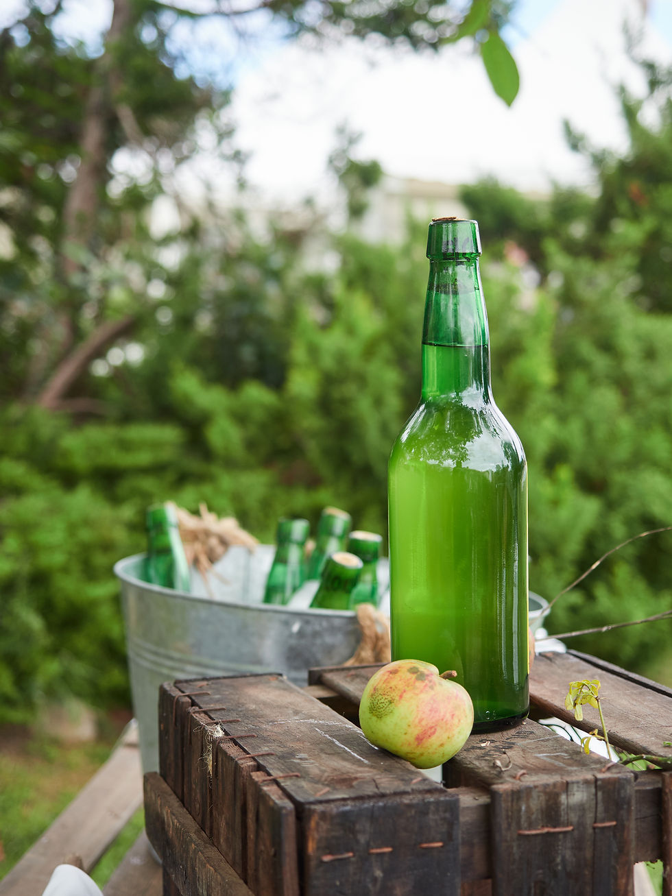 Botellas de sidra: Botellas de sidra asturiana listas para ser servidas, marca Menéndez y Val D'Ornon.