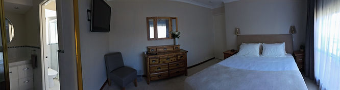 Main Ensuite King Bedroom_edited.jpg