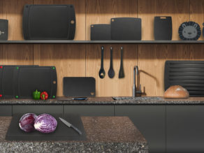 Schwarze Küche mit schwarzen Schneidebrettern
