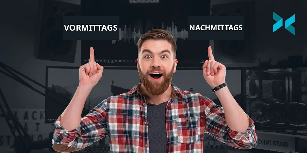 Ein Mann im karierten Hemd zeigt begeistert auf die Texte „AM“ und „PM“ darüber, mit einer Schallwellengrafik dazwischen. Dunkler Studiohintergrund.