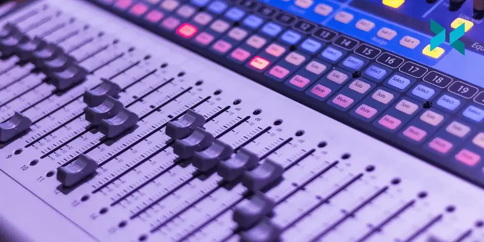 Table de mixage avec curseurs et boutons colorés. Lumières vives bleues et roses, ambiance technologique et créative en studio.