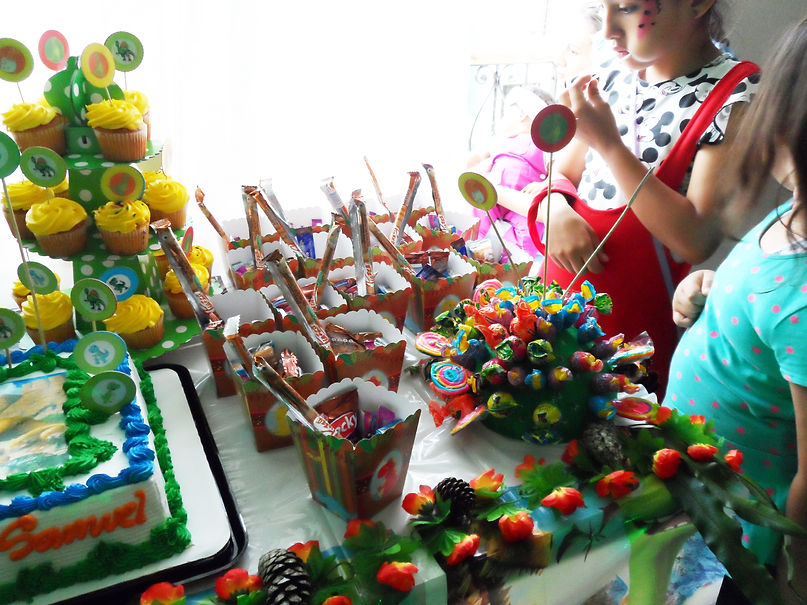 Dinos - Pasabocas y Dulces.JPG