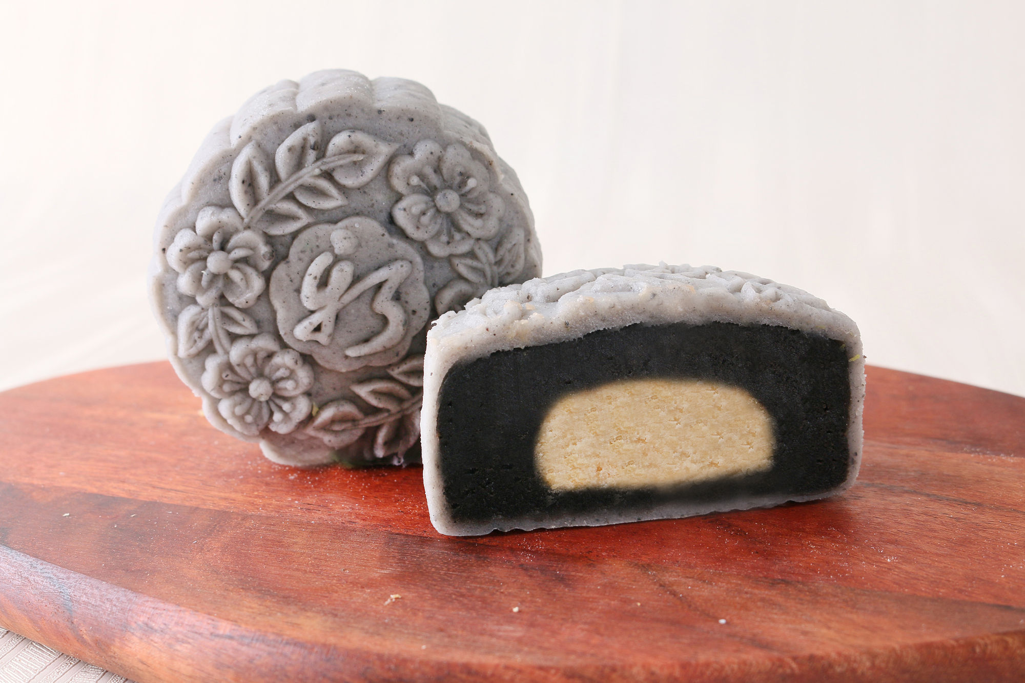 冰皮黑金沙珍珠月饼 Snowskin Galaxy Black Mooncake