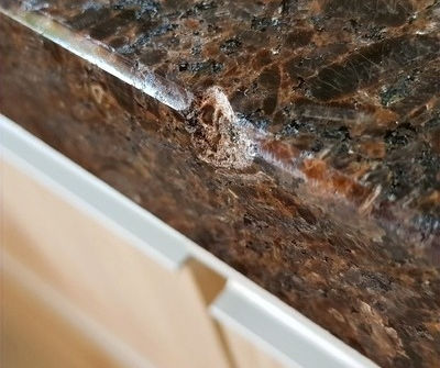 É possível reparar danos no mármore ou granito?