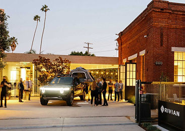 rivian-opens-its-first-hub-in-venice-on-october-17th_4.jpg