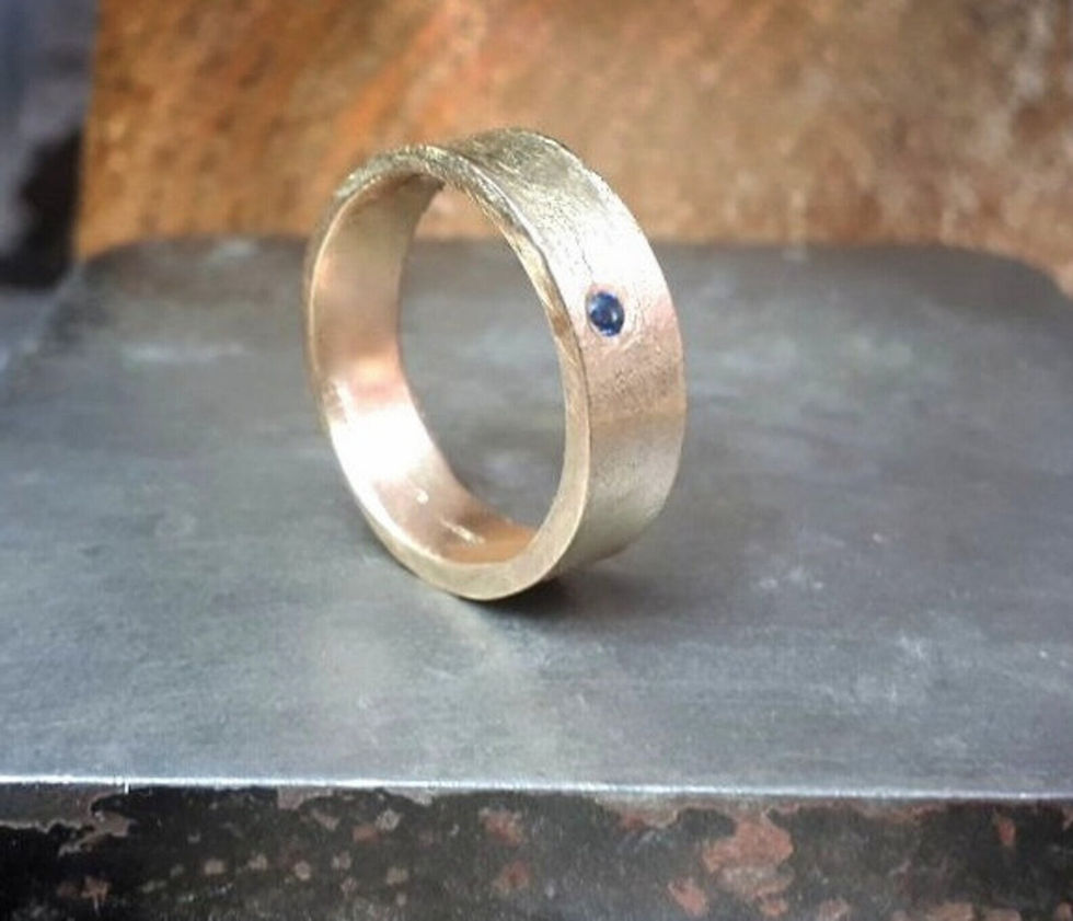 Thumbnail: 9 Carat Gold Sapphire Ring: Reticulated Handmade Band