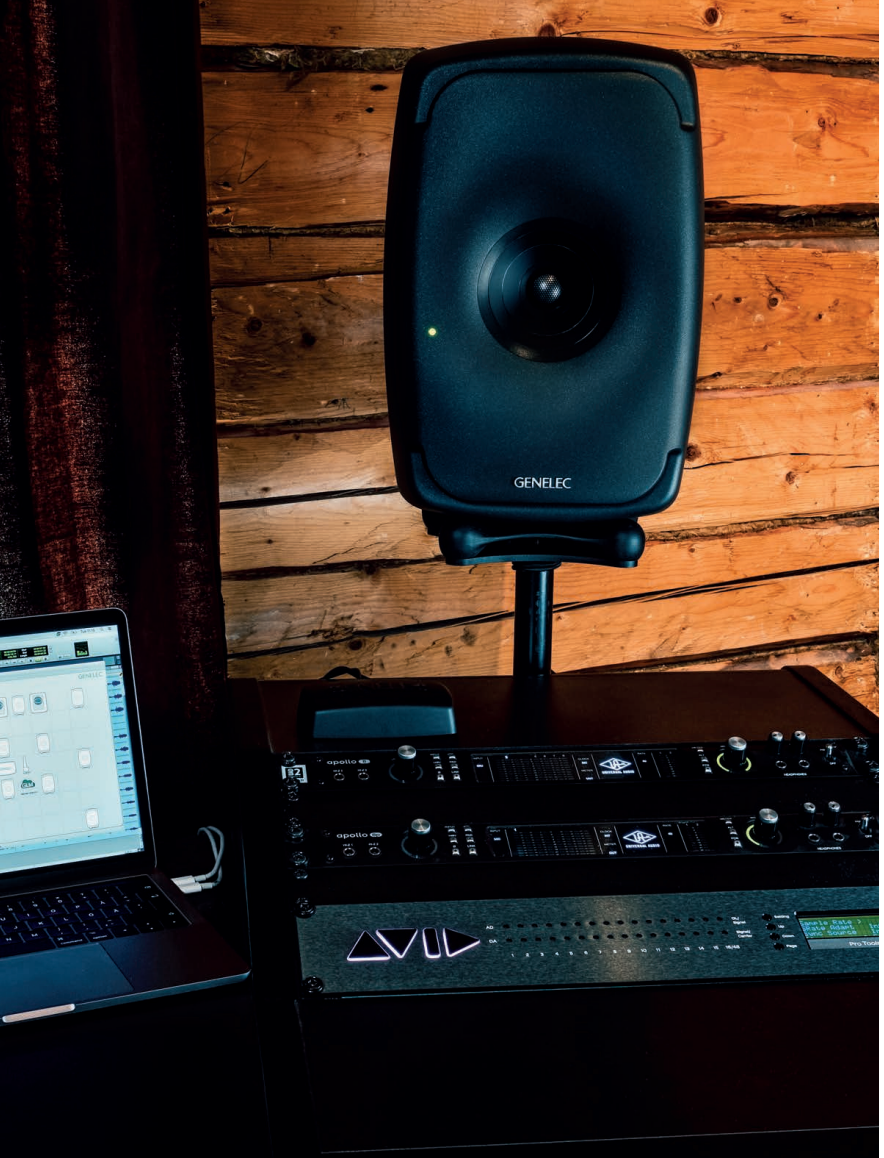 Monitores y subwoofers de estudio activos e inteligentes