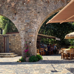 Un villaggio grazioso sulle montagne di Creta