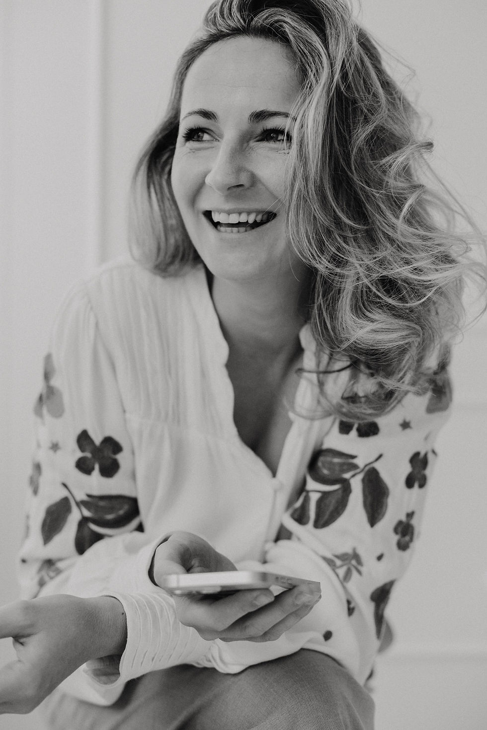 Trouwfotograaf met camera in handen in Brabant