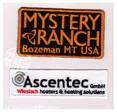 上面電繡臂章用黑色斜紋布做底,用亮橘繡線繡LOGO名稱。下面電繡臂章用白色斜紋布做底,再用其企業代表性顏色繡LOGO和公司名稱。