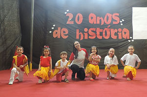alunos e professora (jardim II - tarde) no palco após dançar