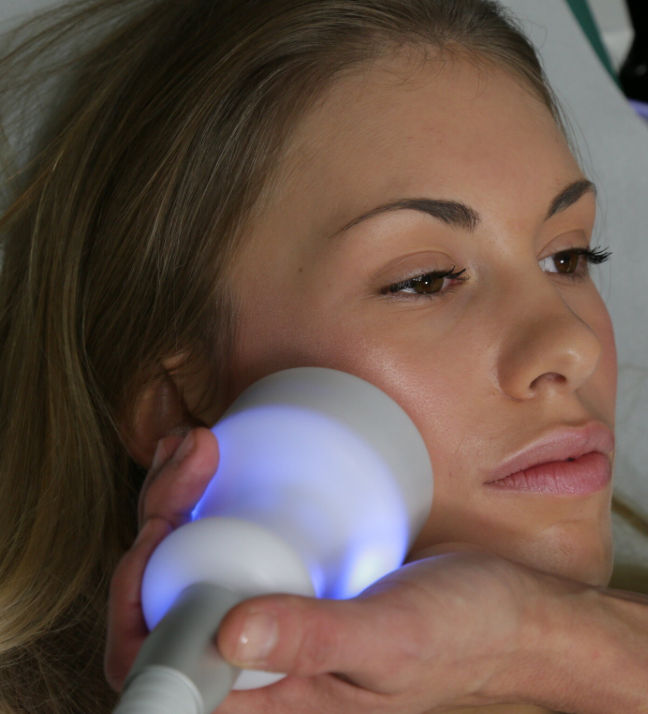 Glow time! She’s enjoying our CryoT Shock facial — a cooling, collagen-boosting treatment that tightens, lifts, and leaves her skin radiant.