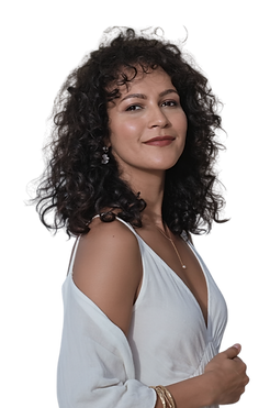 Portrait de femme souriante aux cheveux bouclés, photo professionnelle pour site d’accompagnement spirituel