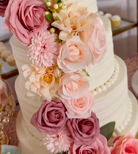 Gorgeous wedding cake for reception in Tara Hall at Sycamore Oaks