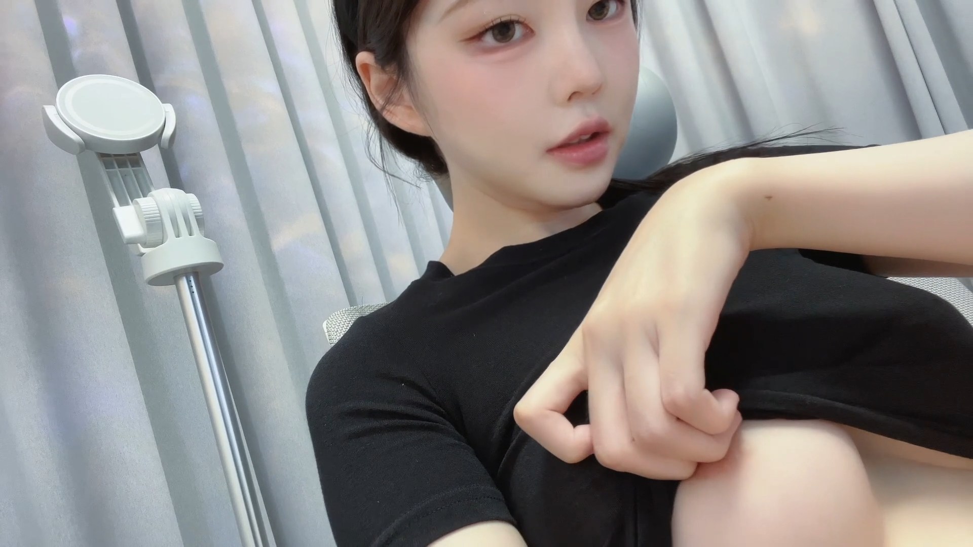 가슴 쪼물딱 거리는 노브라 시스루 모르님
