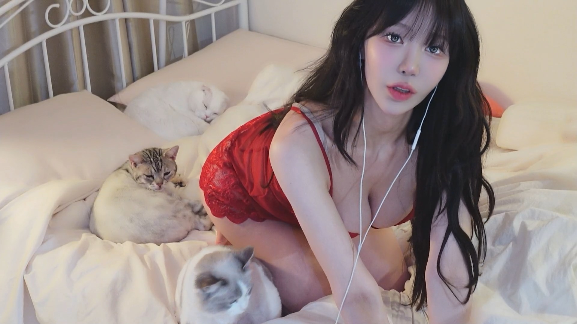빨간 슬립 입고 리액션 하는 겨우디 젖렁젖렁