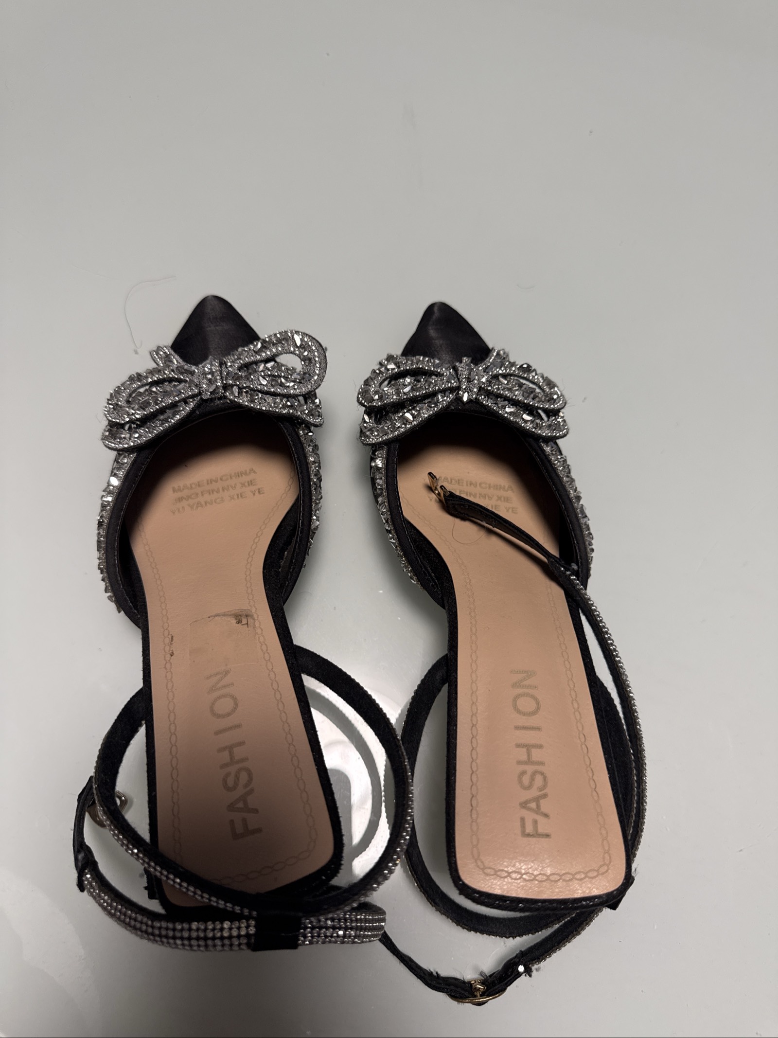 Escarpins noirs à talons avec nœuds en strass