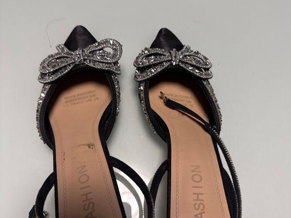 Escarpins noirs à talons avec nœuds en strass