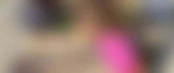 Gross und Klein sind eifrig dabei Sand einzufüllen