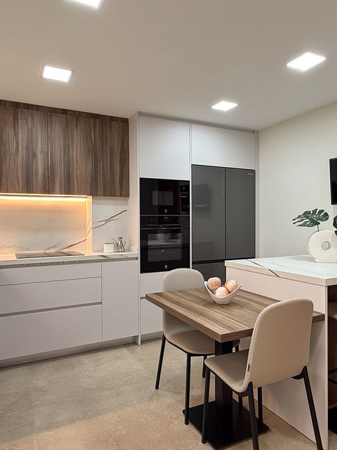 Reforma de cocina con isla y mesa en madera y blanco realizada por Estudi Valper - Proyecto Macchía - Esparreguera