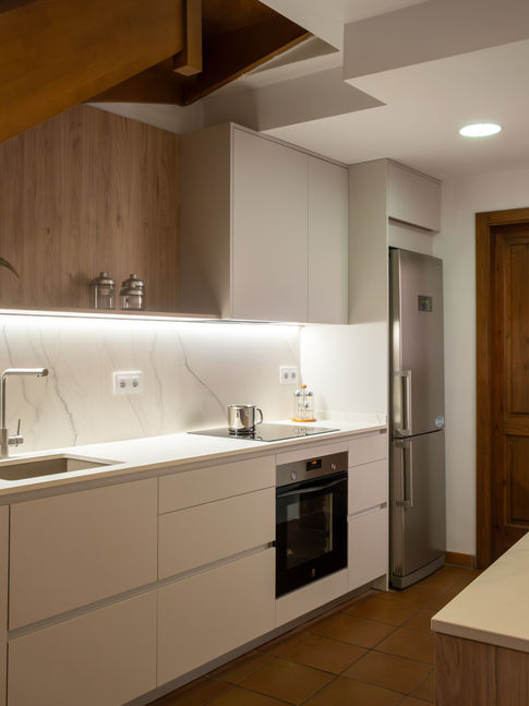 Cocina reformada en madera y blanco con península en El Bruc - Proyecto Bruc - Estudi Valper