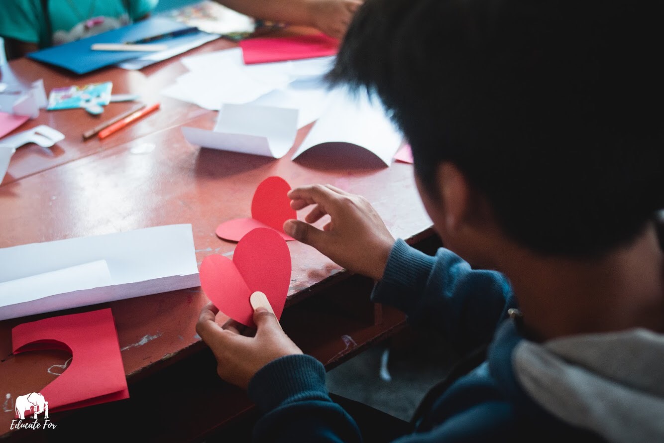 Child learning thanks to Educate for