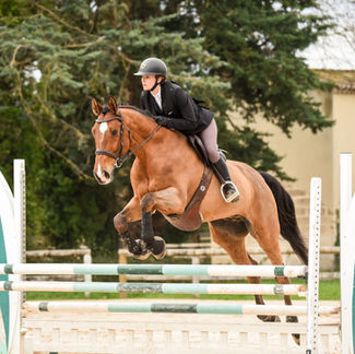 Julie, enseignante, saut d'obstacle