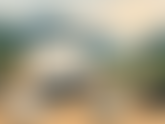 Illustrative Darstellung einer modular aufgebauten Unternehmenswebsite mit verschiebbaren Inhaltsbereichen, Smartphone und alpiner Landschaft, erstellt mit Unterstützung durch KI.
