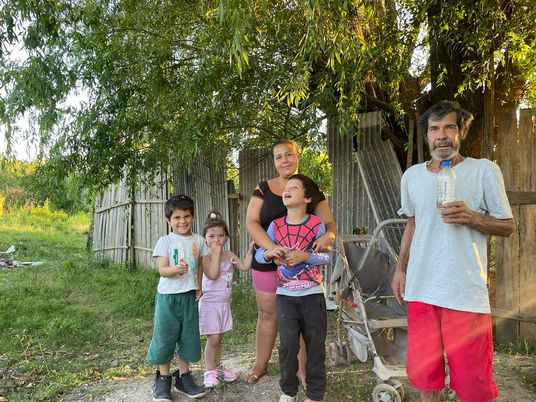 Família com quatro crianças luta para construir casa e pede apoio da comunidade em Livramento