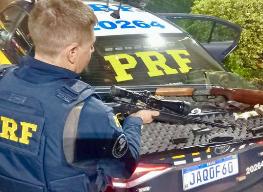 PRF apreende adolescentes e prende homem com espingardas furtadas no RS