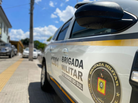 Homem é flagrado furtando câmera de vigilância após invadir pátio de comércio em Livramento