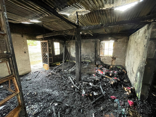 Incêndio destrói casa e deixa idosa e criança queimados; família precisa urgente de ajuda