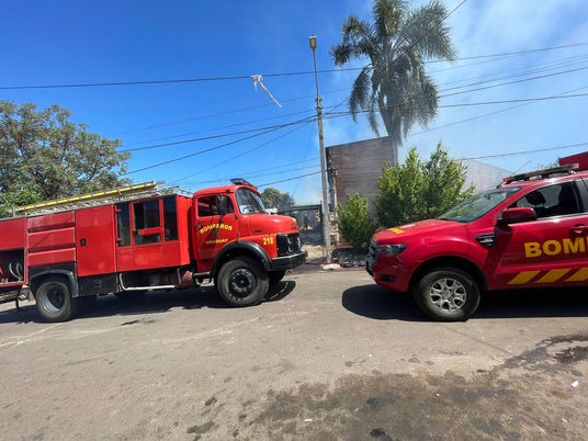 Bombeiros uruguaios e brasileiros se unem para conter incêndio que atingiu três casas em Rivera