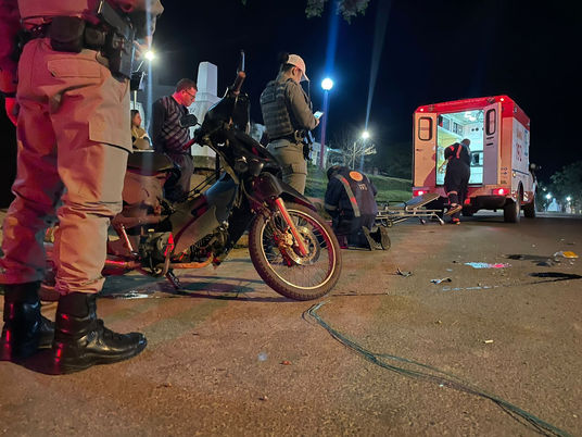 Acidente entre carro e moto deixa casal ferido e motorista foge sem prestar socorro em Livramento