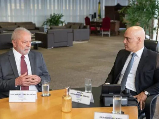 Moraes pede que Lula regulamente as redes sociais