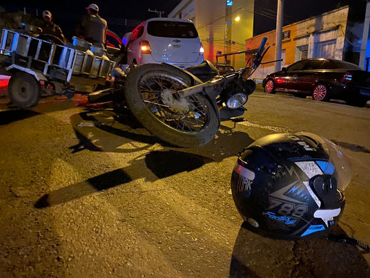 Acidente deixa motociclista ferido no centro de Livramento