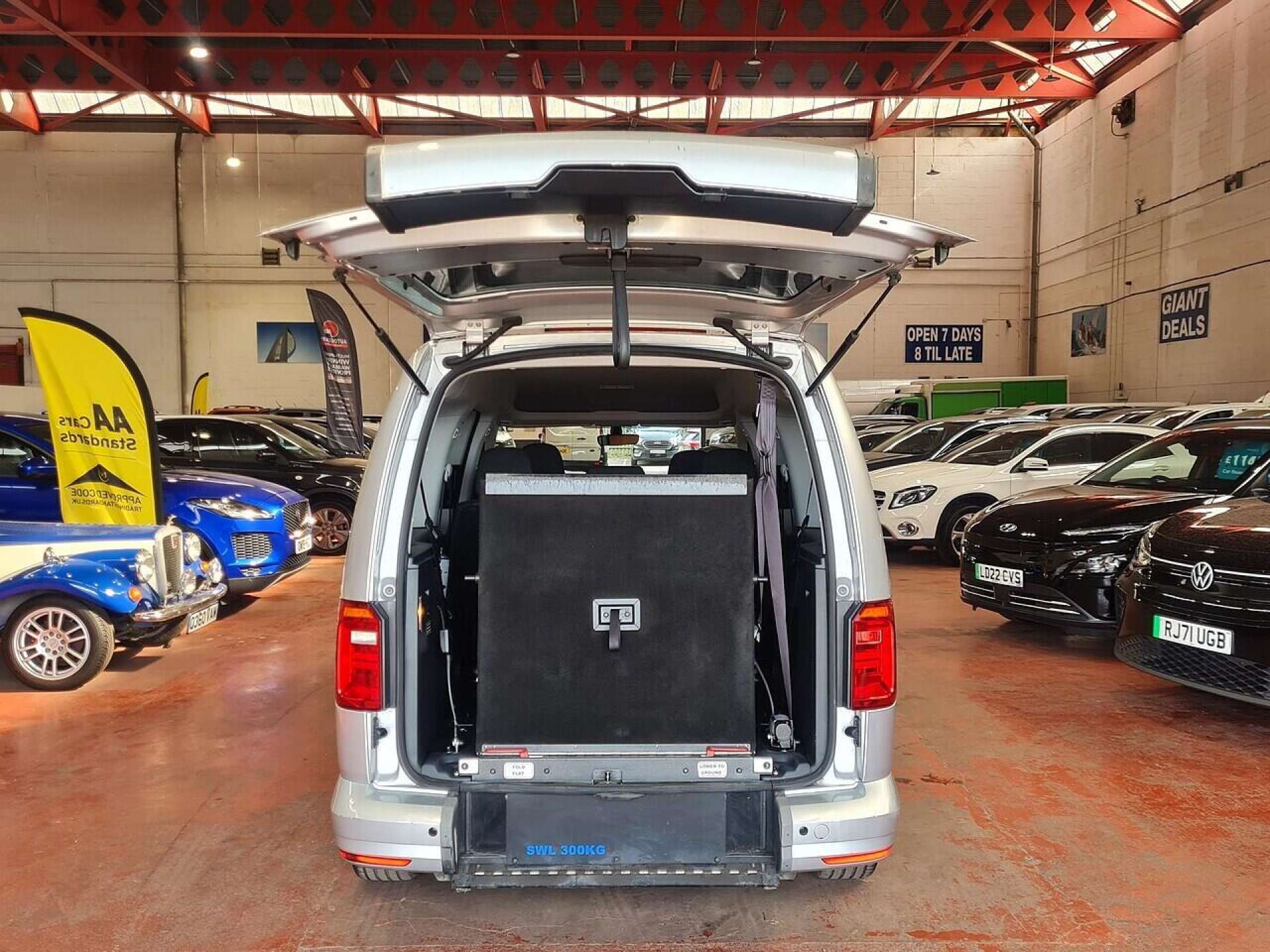 Volkswagen Caddy Maxi 2.0 TDi C20 Maxi Combi Van 5dr Diesel Manual FWD (Window) (128 g/km, 101 bhp) - Thumbnail 9