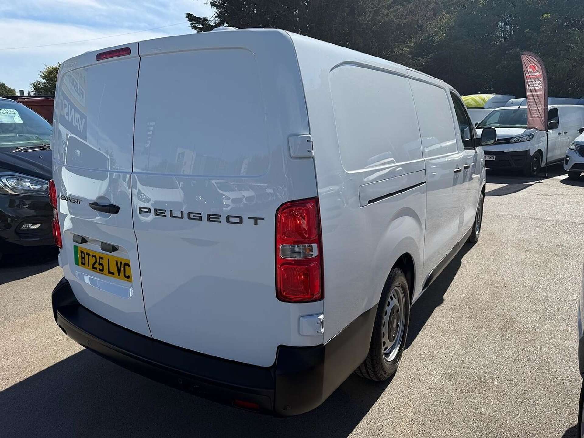 Peugeot e-Expert 75kWh Professional Long Panel Van 6dr Electric Auto LWB (11kW Charger) (136 ps) thumbnail 7