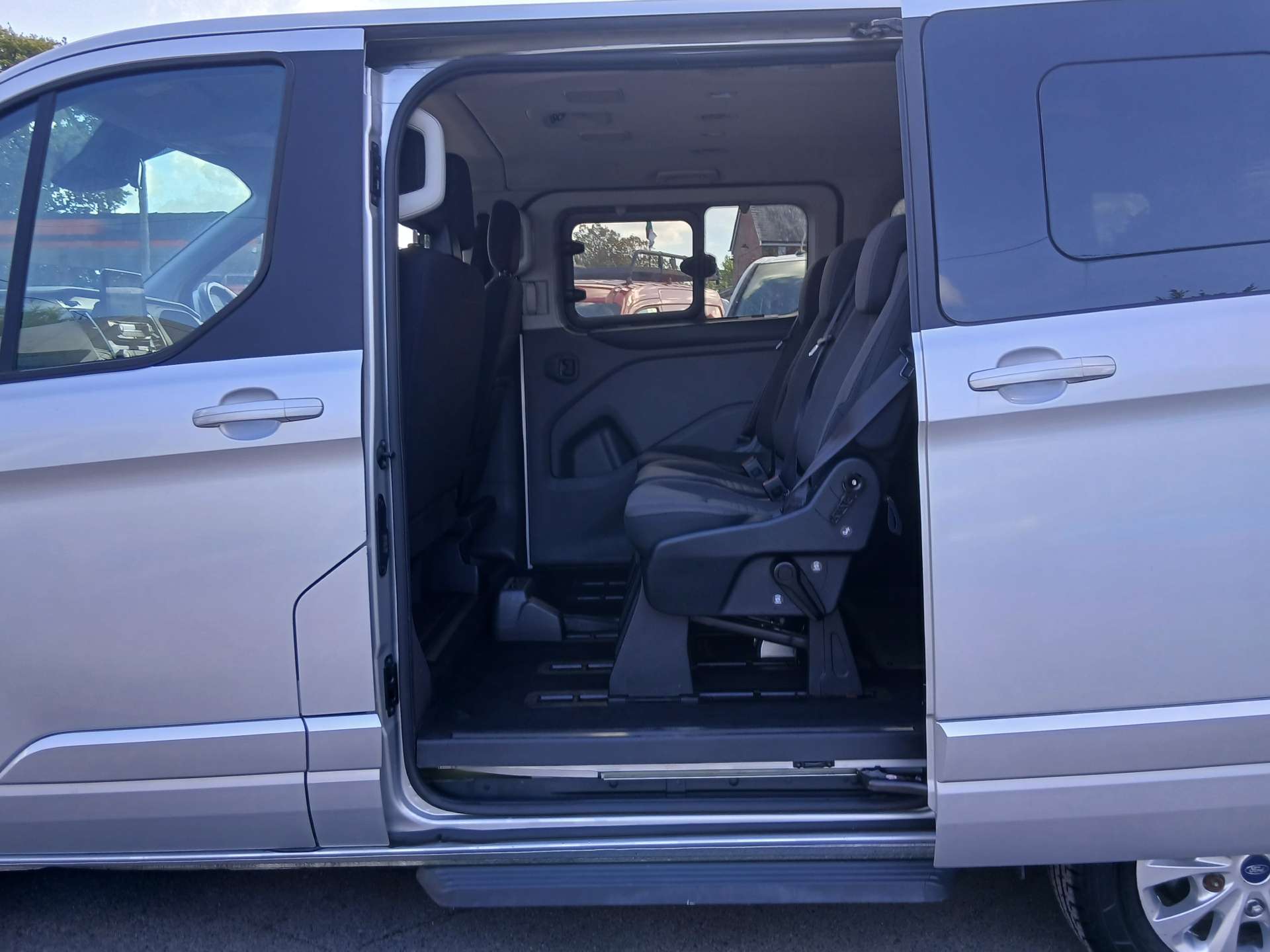Ford Tourneo Custom 2.0 320 EcoBlue Titanium Minibus Double Cab 5dr Diesel Auto L1 Euro 6 (s/s) (130 ps) thumbnail 8