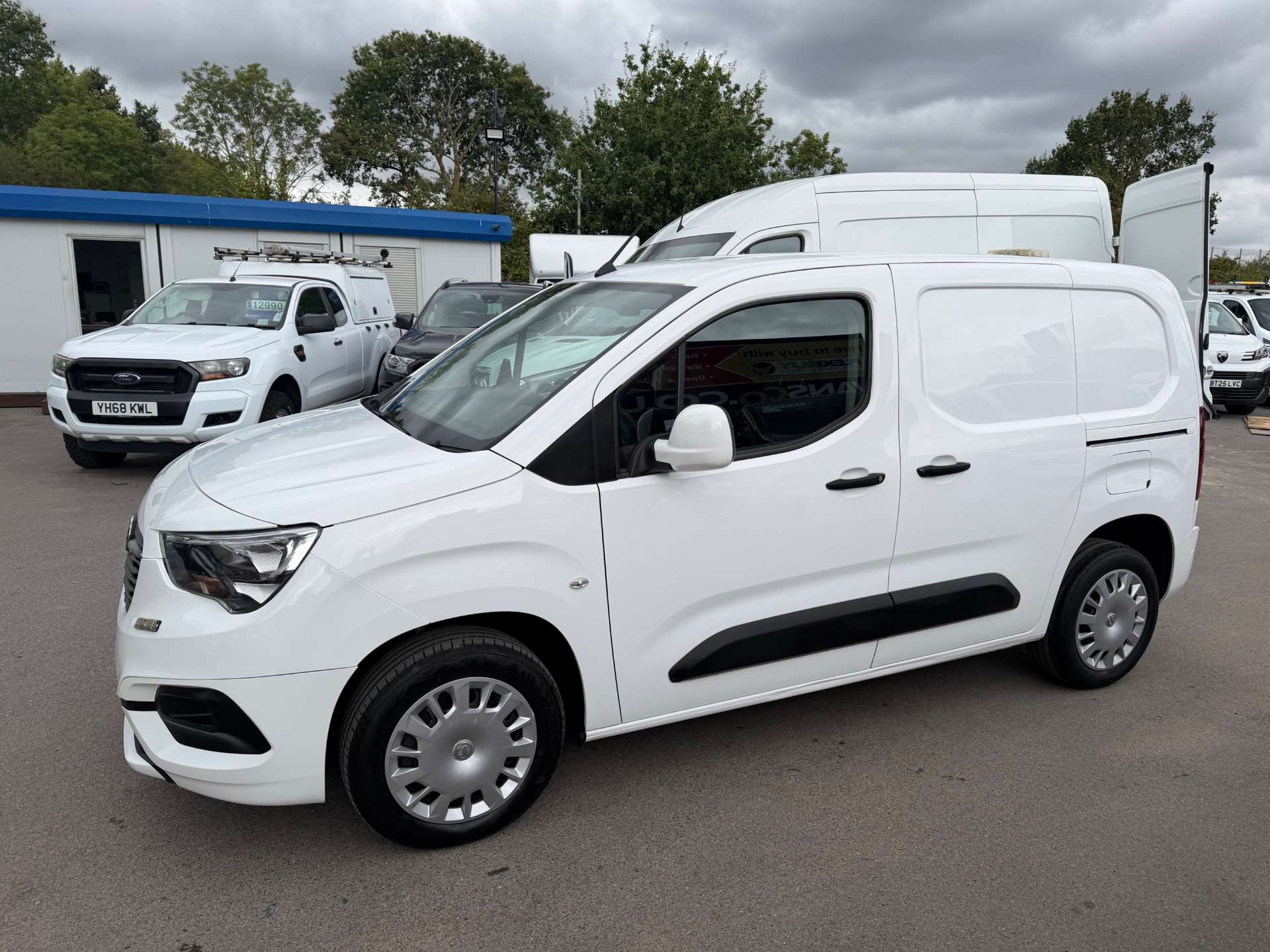 Vauxhall Combo 1.5 Turbo D 2300 Sportive Panel Van 4dr Diesel Manual L1 H1 Euro 6 (100 ps) - Thumbnail 2