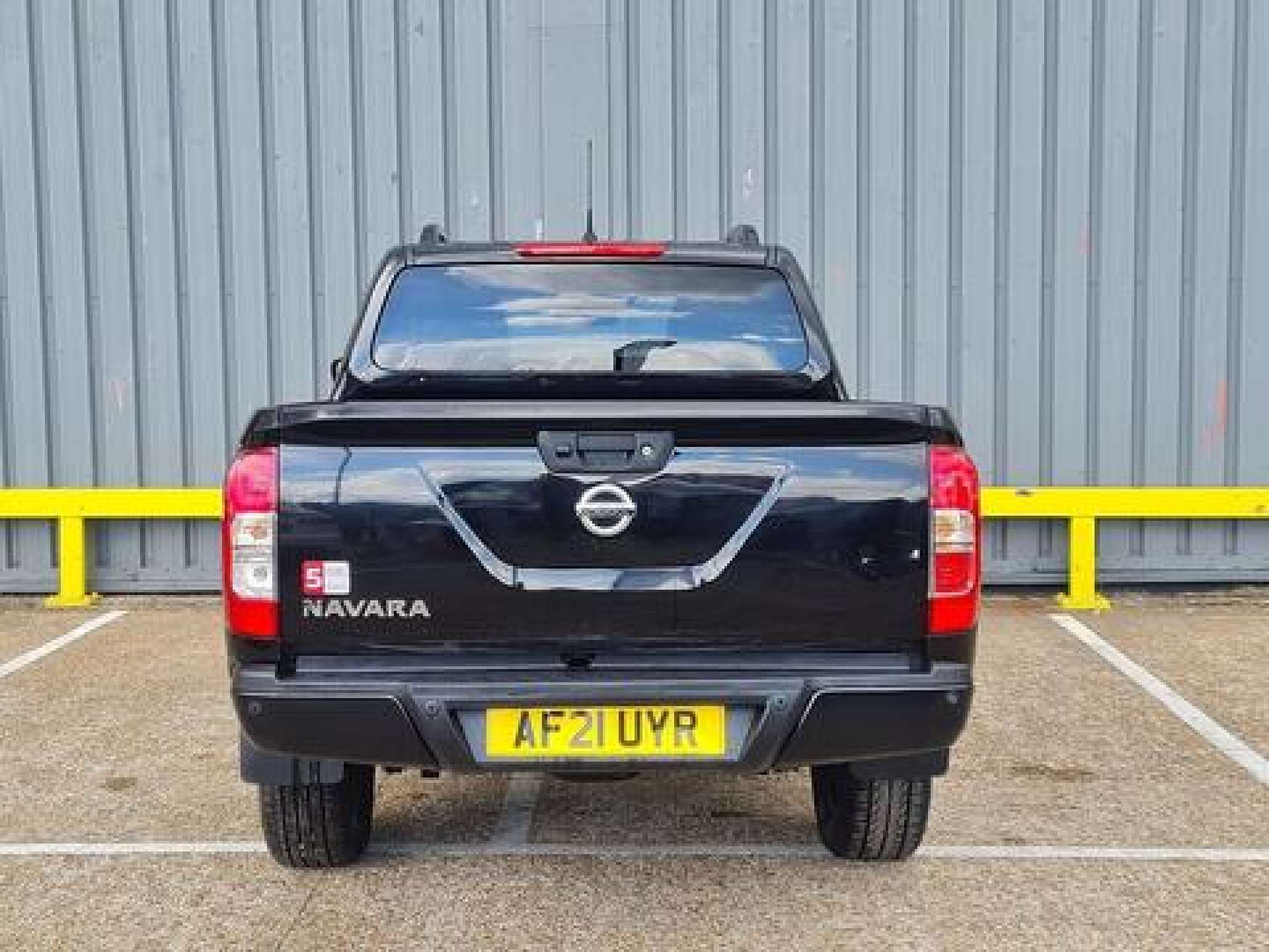 Nissan Navara 2.3 dCi N-Guard Pickup Double Cab 4dr Diesel Auto 4WD Euro 6 (190 ps) thumbnail 5