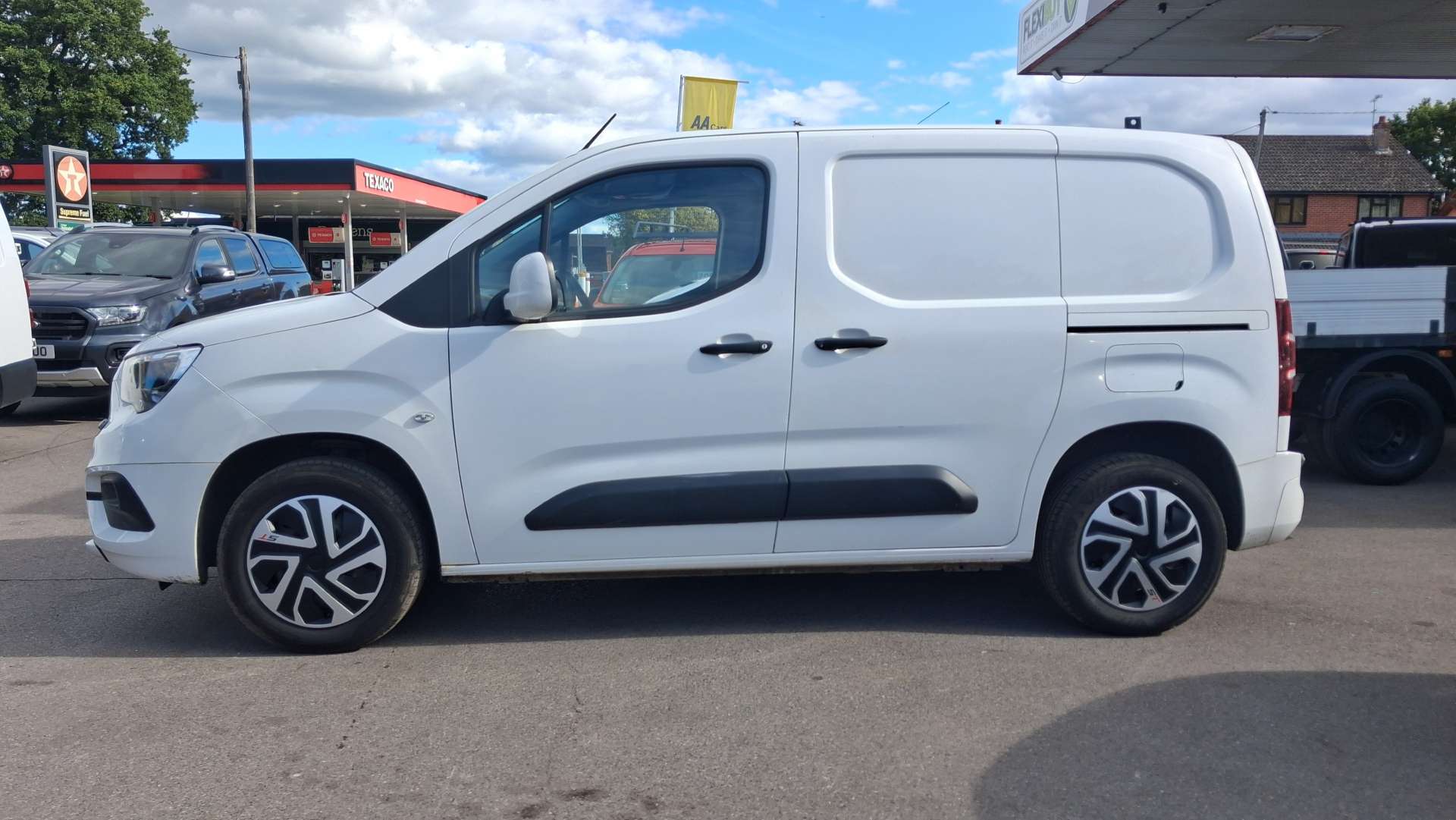 Vauxhall Combo 1.5 Turbo D 2300 Sportive Panel Van 4dr Diesel Manual L1 H1 Euro 6 (100 ps) thumbnail 5
