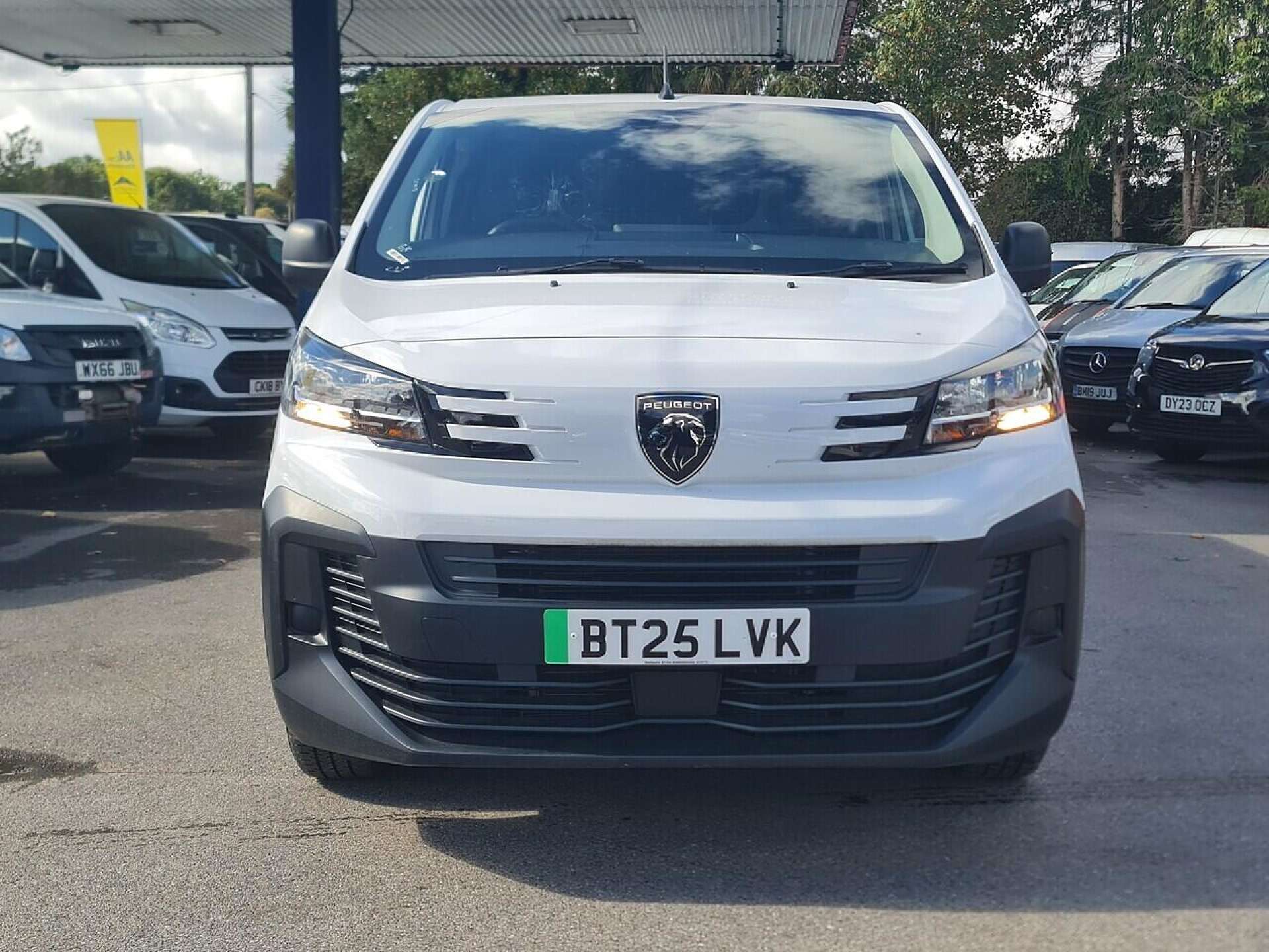 Peugeot e-Expert 75kWh Professional Long Panel Van 6dr Electric Auto LWB (11kW Charger) (136 ps) thumbnail 2