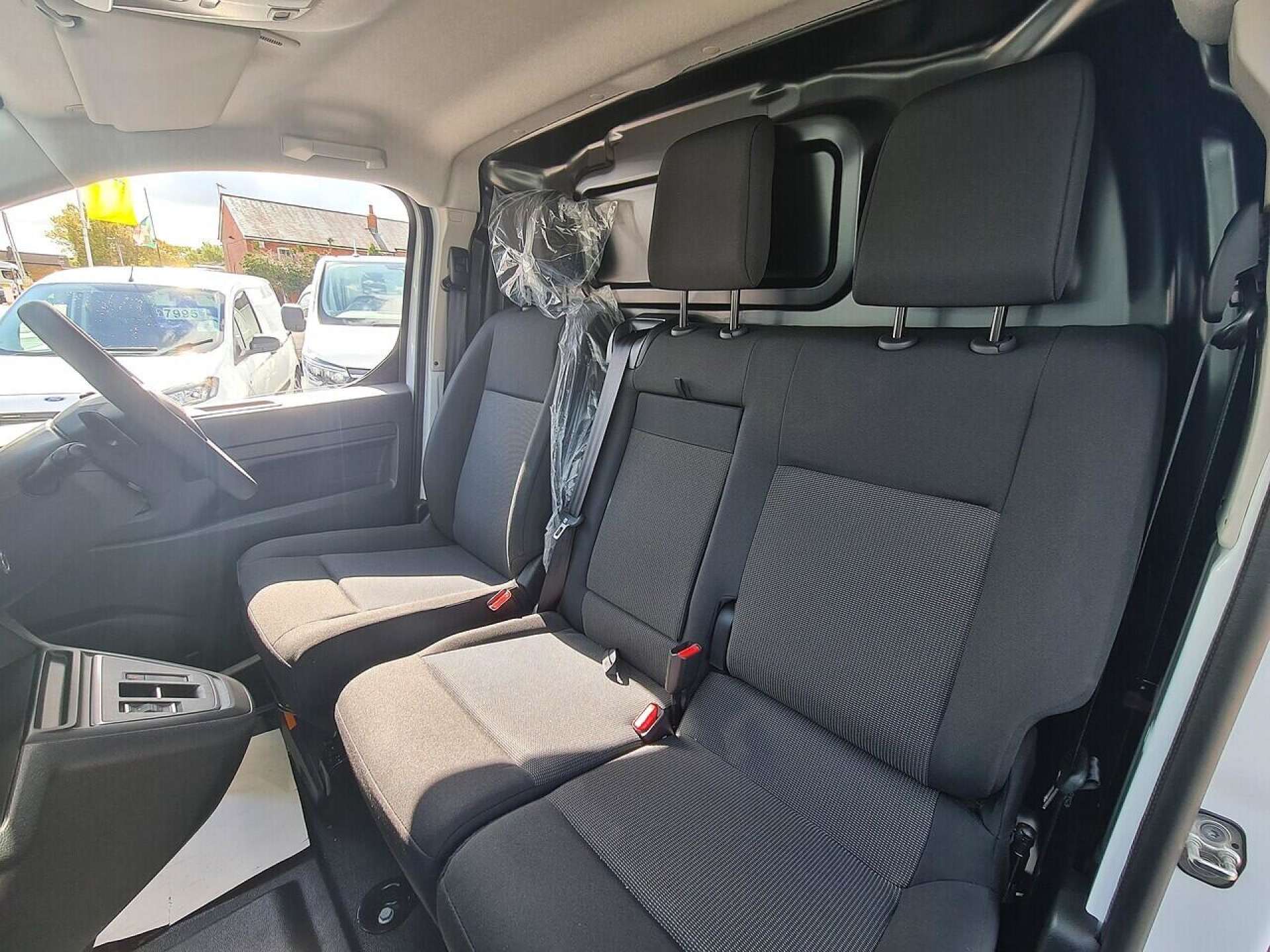 Peugeot e-Expert 75kWh Professional Long Panel Van 6dr Electric Auto LWB (11kW Charger) (136 ps) thumbnail 6