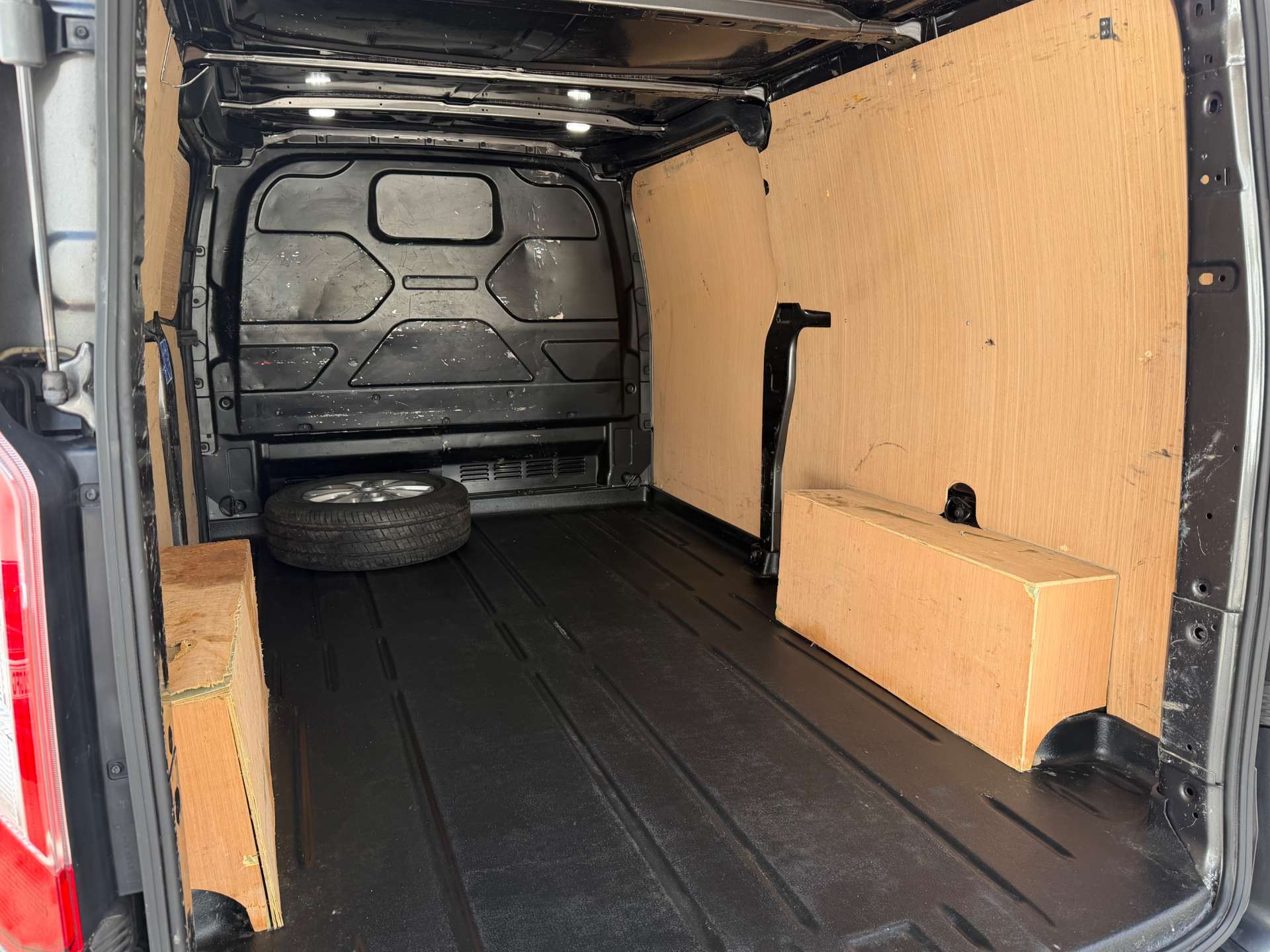 Ford Transit Custom 2.0 320 EcoBlue Limited Panel Van 5dr Diesel Auto L2 H1 Euro 6 (s/s) (170 ps) - Thumbnail 9