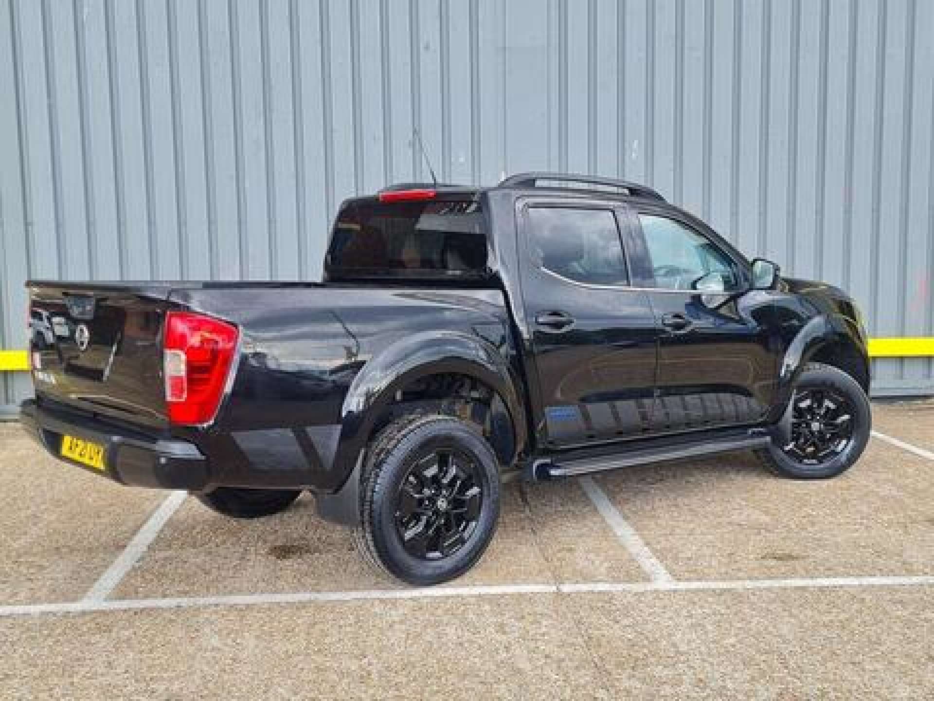 Nissan Navara 2.3 dCi N-Guard Pickup Double Cab 4dr Diesel Auto 4WD Euro 6 (190 ps) thumbnail 8