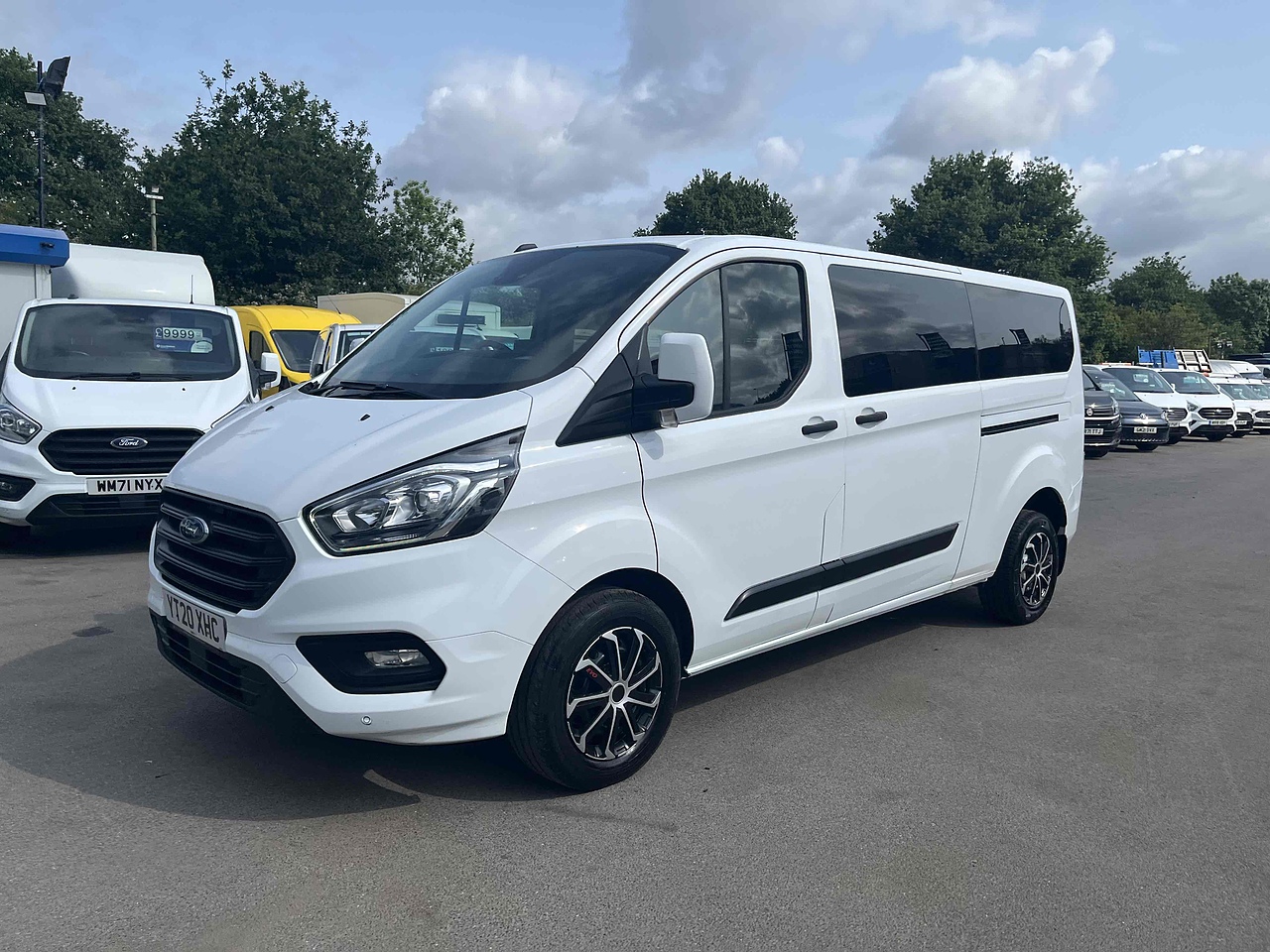Ford Custom 320 9 SEATER TREND - Image 1