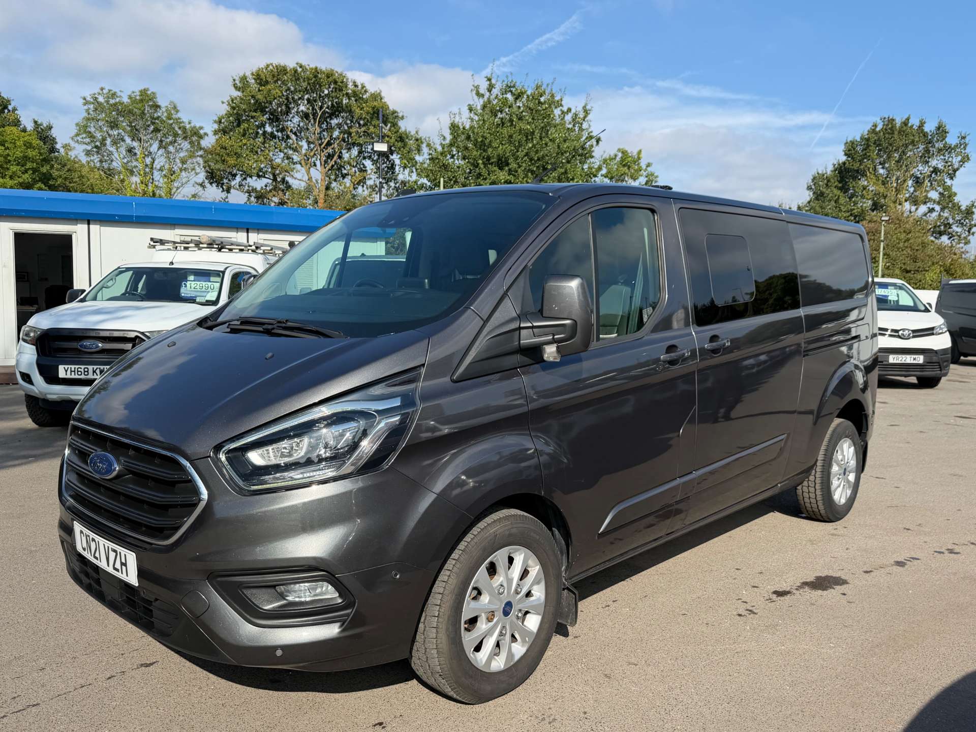 Ford Transit Custom 2.0 320 EcoBlue Limited Crew Van Double Cab 5dr Diesel Auto L2 H1 Euro 6 (s/s) (185 ps) thumbnail 3
