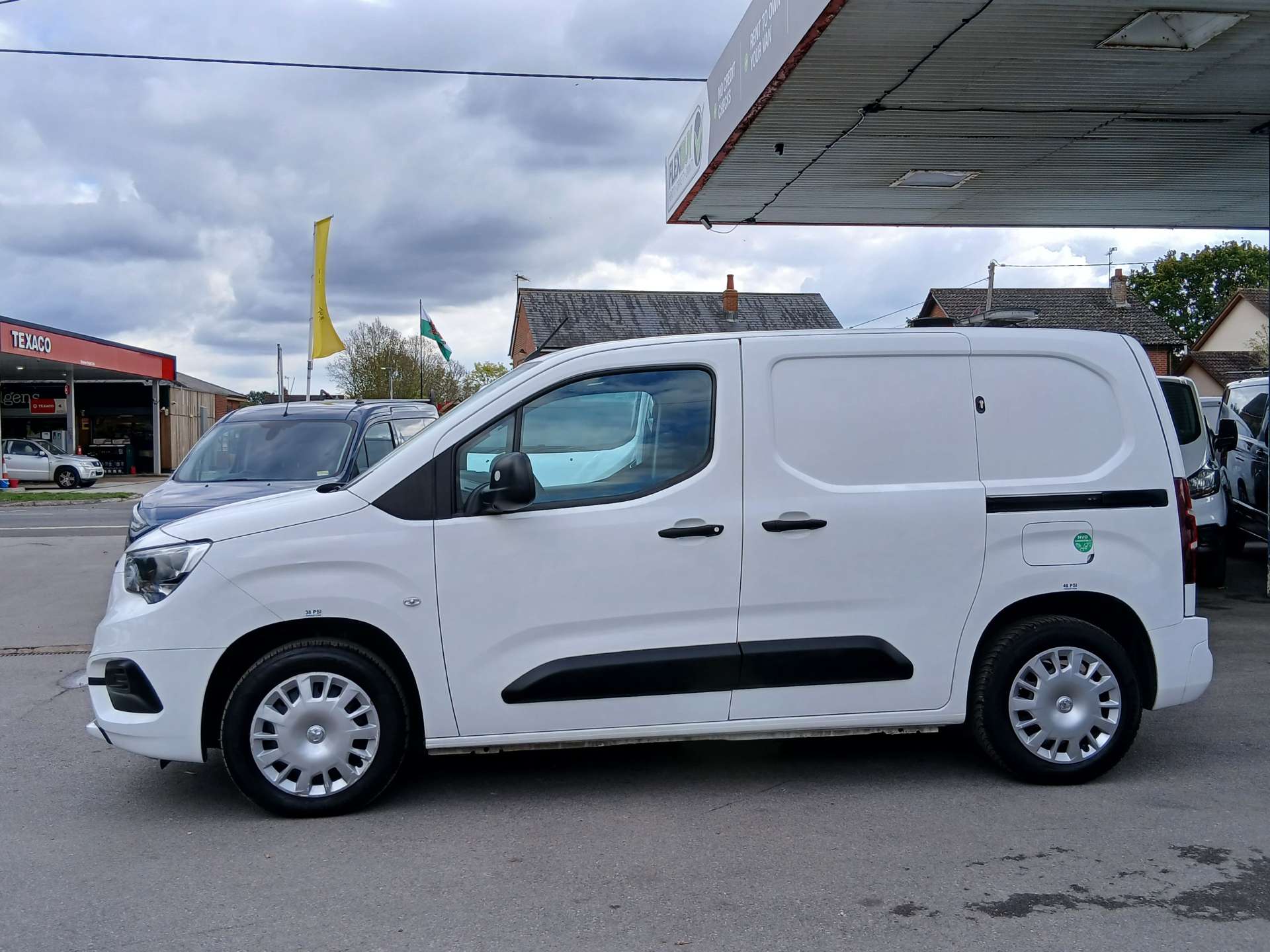 Vauxhall Combo 1.5 Turbo D 2000 Sportive Panel Van 4dr Diesel Manual L1 H1 Euro 6 (s/s) (100 ps) thumbnail 6